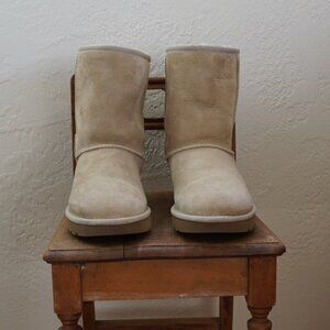 Uggs Women's Classic Short II, Size 7, New Without Box